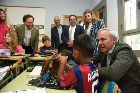 Imagen: Claver, Azcón y Pérez en la visita a la escuela de Pueyo de Santa Cruz