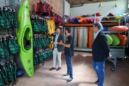 Colocación del sello de calidad en Kayak Campo