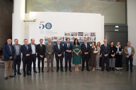 Imagen: Foto de familia ante el panel conmemorativo FOTO: JAVIER BLASCO