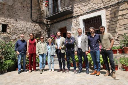 Imagen: El presidente de DPH Isaac Claver y el diputado Sergio Serra junto al equipo directivo y protagonistas de la película