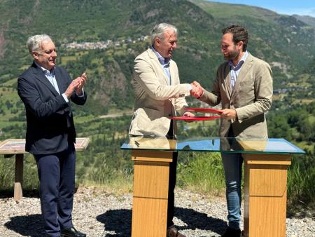 Foto de grupo de la presentación del proyecto de asfaltado de la pista Chía-Plan