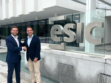 Imagen: Isaac Claver y Antonio Sangó durante la visita a ESIC University