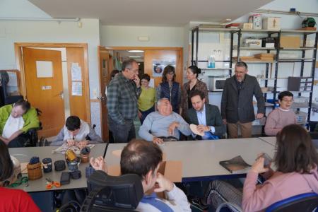 Imagen: Isaac Claver en la visita a ASPACE Huesca el pasado mes de abril