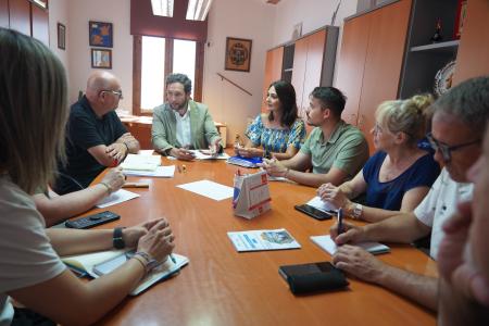 Momento de la visita al parque de bomberos de Sariñena