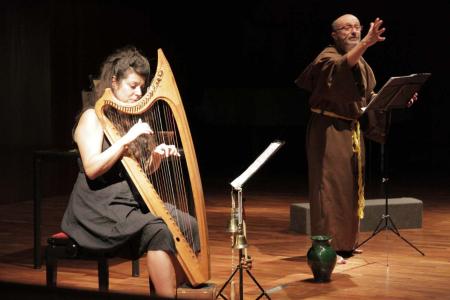 Gran poesía, milagros y música como balsas en medio del naufragio