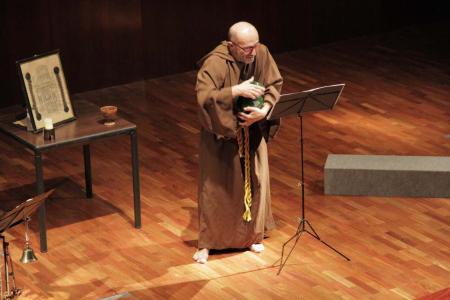 Gran poesía, milagros y música como balsas en medio del naufragio