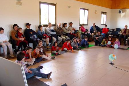 Jóvenes y mayores reflexionan aprenden cuestiones medioambientales