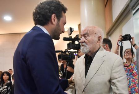 Imagen: Isaac Claver junto a Carlos García en el último pleno de investidura