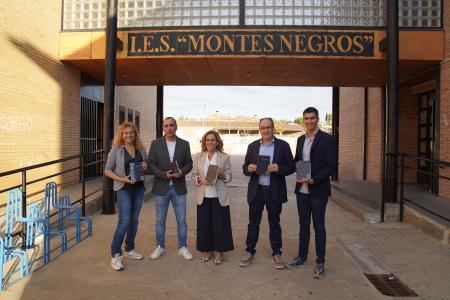 Entrega de las agendas escolares de al DPH en el IES Montes Negros de Grañén