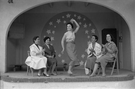 Divina Campo con unas amigas en Barbastro en 1954 