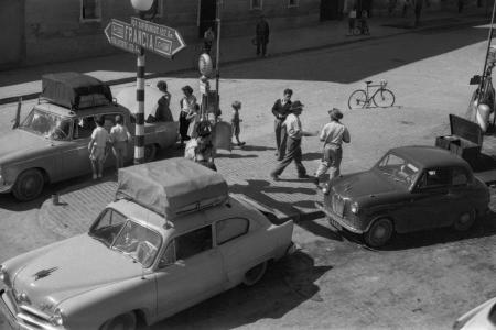 Gasolinera en el Coso Alto. Huesca 1956.