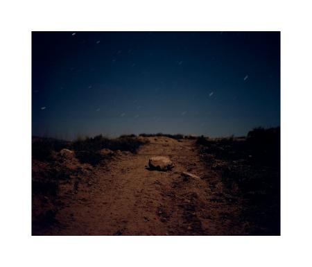 Bleda y Rosa. Camino I. Las Sillas, 1999. Serie: Ciudades, 1997-2000. Fotografía a color adherida a metacrilato. 95 x 118 cm (imagen) – 124 x 145 cm (papel). Ed.: 4/5