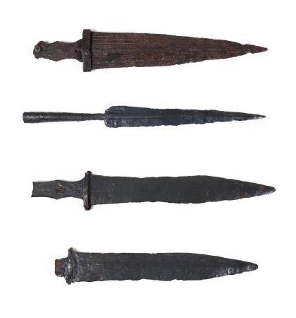 Dagas ibéricas, siglos III – I a. C. Hierro. 36 x 6,5 x 1,5 cm / 40 x 3,5 x 2 cm / 31 x 5,5 x 1 cm / 39 x 6,5 x 1 cm