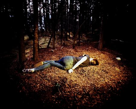 Gerardo Montiel. Decúbito lateral derecho. Serie: Ex Tenebris Lux, 2000. Fotografía. Impresión cromógena sobre papel fotográfico. 72,5 x 92 cm