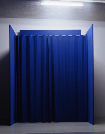 José Noguero. Blau, 2008. Serie: Chroma. Secuencia de 5 fotografías. Impresión C-Print sobre papel cromogénico. 190 x 150 cm. Ed.: 1/3 + 2 P. A.