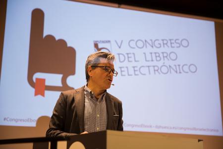 Imagen: Javier Celaya lee las conclusiones del V Congreso Ebook