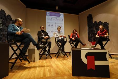 Imagen: Mesa debate "Tratamiento del libro electrónico en los medios de comunicación