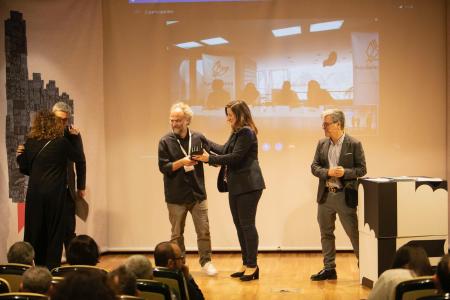 Imagen: Entrega del premio a "unmemory"