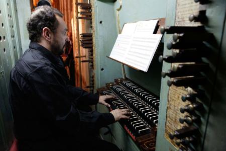 Imagen: Javier Artigas en la Iglesia de Santa Eulalia (Berdún)