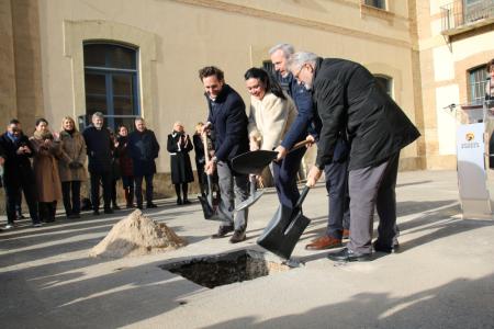 Imagen: Colocación primera piedra frente al edificio que se va a rehabilita