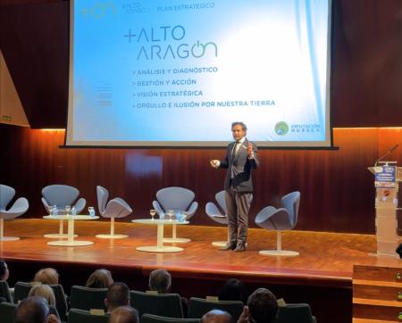 Imagen: Isaac Claver durante su presentación en el Congreso de CEOE-Cepyme Huesca