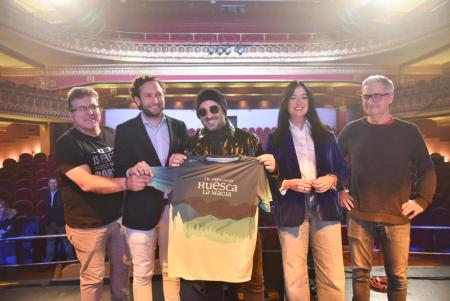 Imagen: David Bustamante en el Teatro Olimpia acompañado de las autoridades y parte de su equipo altoaragonés FOTO VERÓNICA LACASA