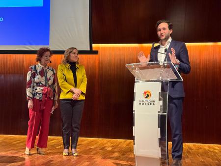 Alcaldes de Ayerbe, Huesca y Sabiñánigo con el presidente y las autoras de la biografía