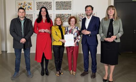 Imagen: Alcaldes de Ayerbe, Huesca y Sabiñánigo con el presidente y las autoras de la biografía