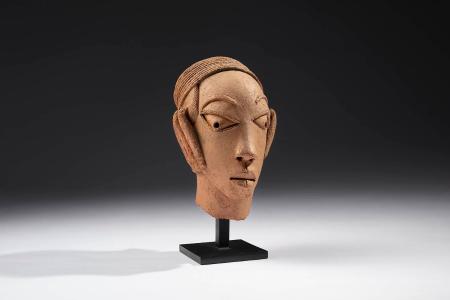 Cabeza de un personaje. Cultura de Nok. Nigeria. Siglos I – V. Terracota, 23 x 16 x 16 cm. Colección Pérez Latorre