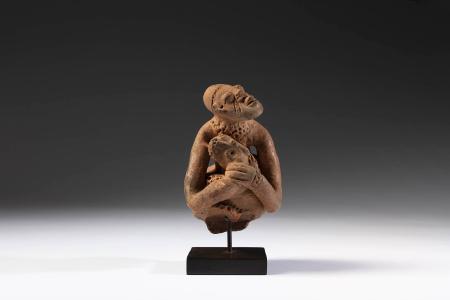 Representación de un personaje sosteniendo una serpiente. Cultura de Djenné. Mali. Siglos XII – XVI. Terracota, 20 x 12 x 12 cm. Colección Pérez Latorre