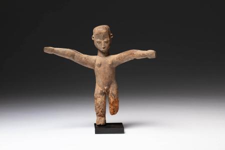Escultura ritual con gesto propiciatorio. Cultura lobi. Burkina Faso. Finales del siglo XIX - principios del siglo XX. Madera, 42 x 45 x 21 cm. Colección Pérez Latorre