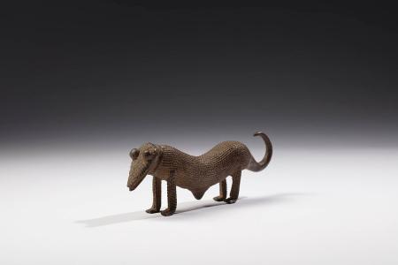 Probable representación de un pangolín. Cultura gan. Burkina Faso. Siglos XIX – XX. Bronce con pátina ligera de oxidación, 6 x 19 x 3,5 cm. Colección Pérez Latorre