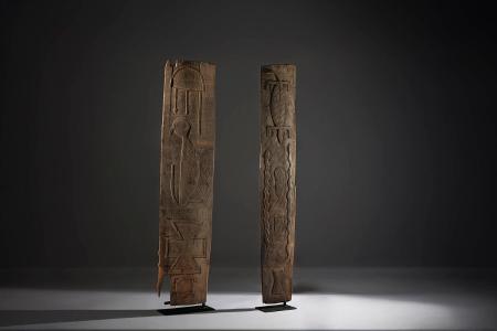 Dos paneles de una puerta de casa de alto rango. Cultura nupe. Nigeria. Finales del siglo XIX. Madera con fuerte pátina de oxidación, 208 x 48 x 1,5 cm / 208 x 34 x 1,5 cm. Colección Pérez Latorre