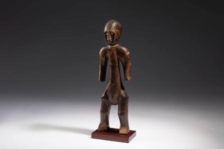 Representación de personaje masculino. Cultura bambara. Mali. Siglos XIX – XX. Madera con muy fuerte pátina de uso, 40 x 11,5 x 8 cm. Colección Pérez Latorre