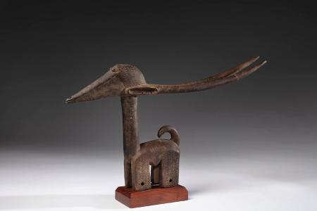Cimera para la danza tywara. Cultura bambara. Mali. Finales del siglo XIX - principios del siglo XX. Madera con pátina de uso, 42 x 67 x 7 cm. Colección Pérez Latorre