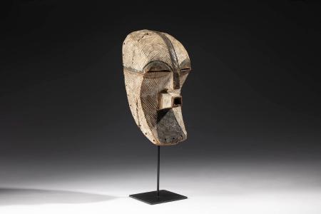 Máscara masculina del tipo kifwebe mostrando escarificaciones. Cultura songye. República Democrática del Congo. Primera mitad del siglo XX. Madera y pigmentos, 42 x 20 x 19 cm. Colección Pérez Latorre