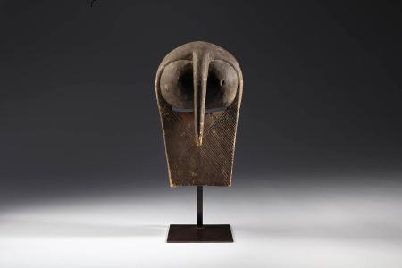 Máscara del tipo kifwebe representando un búho. Cultura songye o luba. República Democrática del Congo. Primera mitad del siglo XX. Madera y pigmentos, 33 x 19 x 16 cm. Colección Pérez Latorre
