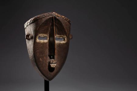 Máscara facial. Cultura lwalwa. República Democrática del Congo. Principios del siglo XX. Madera y restos de pigmentos, 29 x 19 x 14,5 cm. Colección Pérez Latorre