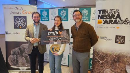 Imagen: Isaac Claver, Beatriz Allué y David Royo en la entrega del premio a la mejor tapa