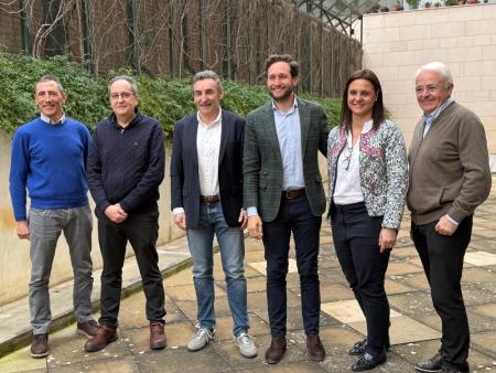 Imagen: Isaac Claver y José Cebollero junto al presidente del Club Ciclista Edelweiss, Fernando Escartín, y otros miembros del club