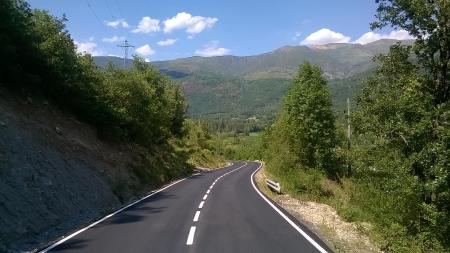 Imagen: Aspecto del firme mejorado del acceso de montaña a Chía. RAFAEL NUVIALA.