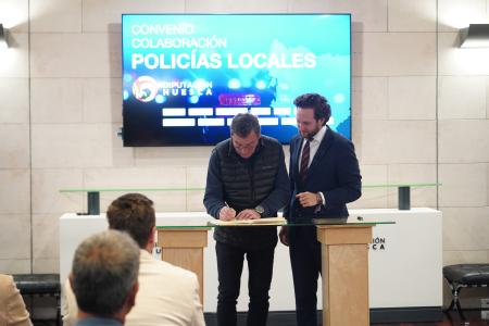 Foto de grupo de la firma del convenio de Policías Locales de la DPH.