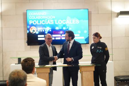 Foto de grupo de la firma del convenio de Policías Locales de la DPH.