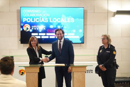 Foto de grupo de la firma del convenio de Policías Locales de la DPH.