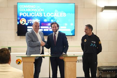 Foto de grupo de la firma del convenio de Policías Locales de la DPH.