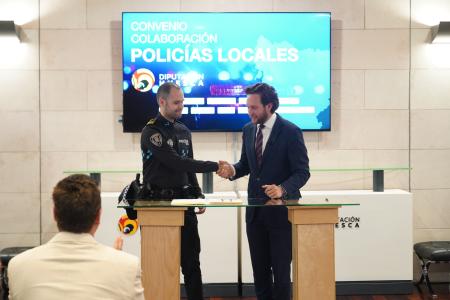 Foto de grupo de la firma del convenio de Policías Locales de la DPH.