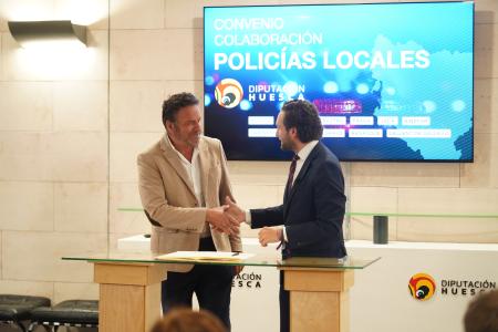 Foto de grupo de la firma del convenio de Policías Locales de la DPH.