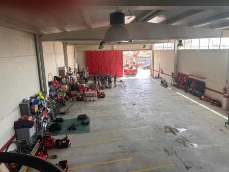 Lola Ibort junto a los bomberos en formación en el parque de Almudévar
