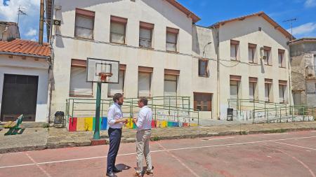 El CEIP ‘Cerbín’ de Campo cambia la carpintería gracias al Plan  de Escuelas Rurales