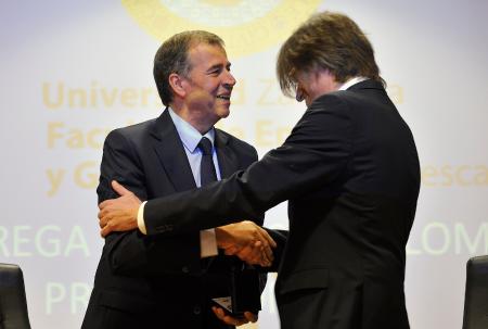 Imagen: Antonio Cosculluela recibe la medalla de la Facultad de Empresa y...